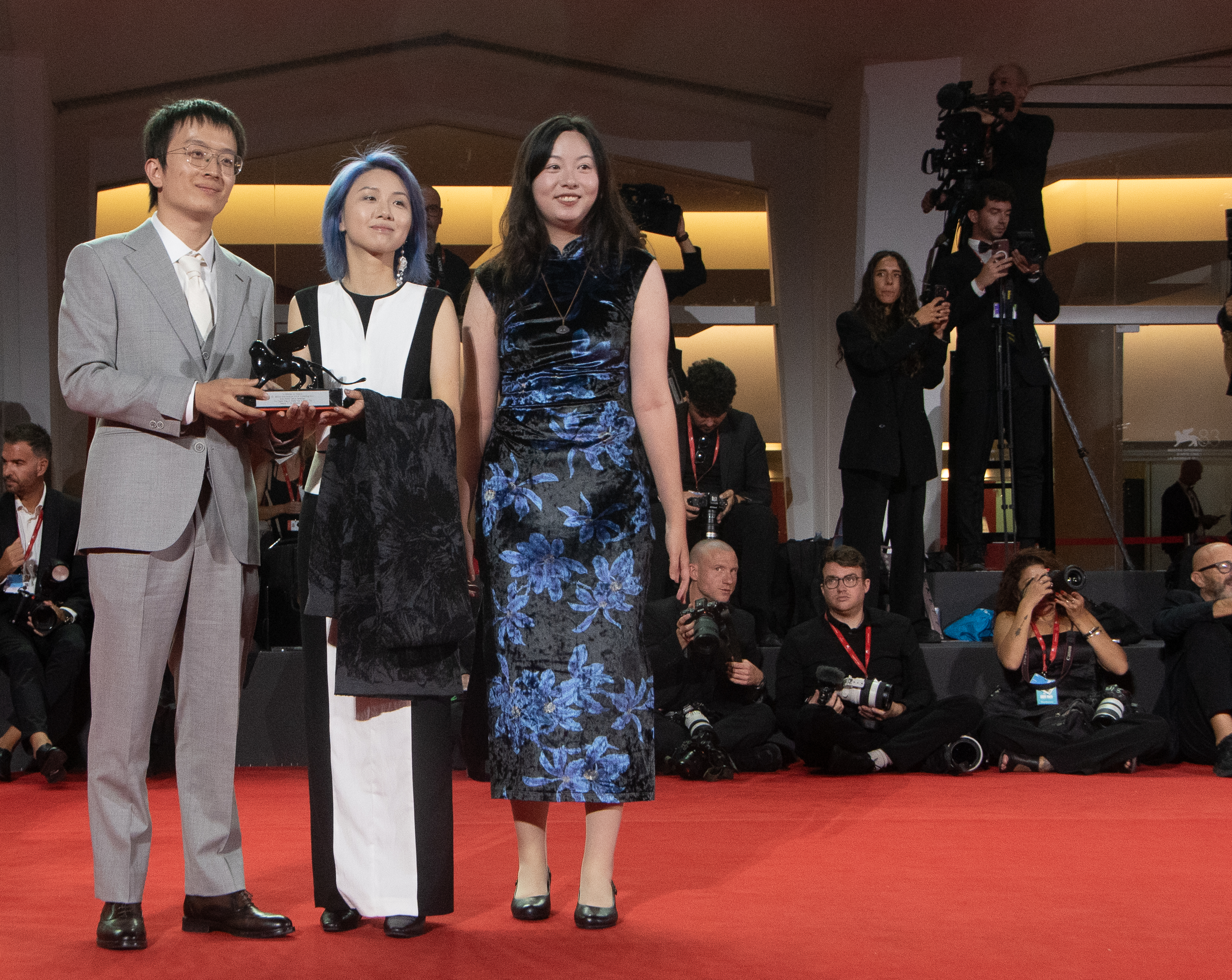 — italie venise cinema 83rd mostra del cinema 12 09 2026 golden lions winner photocall shixin tao and yuqi zhang and qiuyu wang